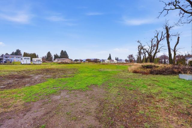 414 S Henry Rd, Greenacres, WA 99016