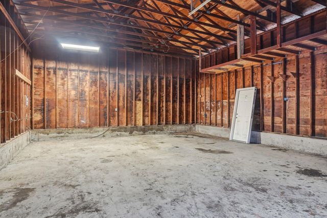 414 S Henry Rd, Greenacres, WA 99016