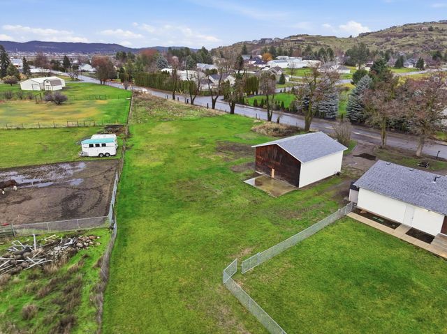 414 S Henry Rd, Greenacres, WA 99016