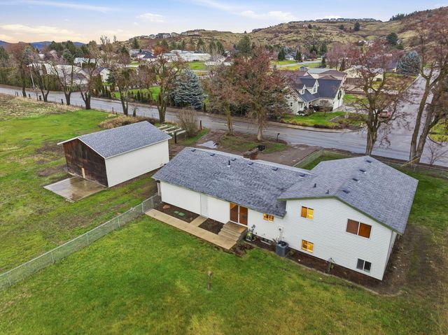 414 S Henry Rd, Greenacres, WA 99016