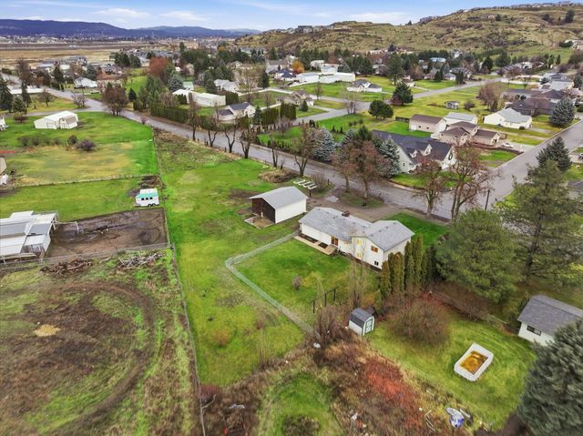 414 S Henry Rd, Greenacres, WA 99016