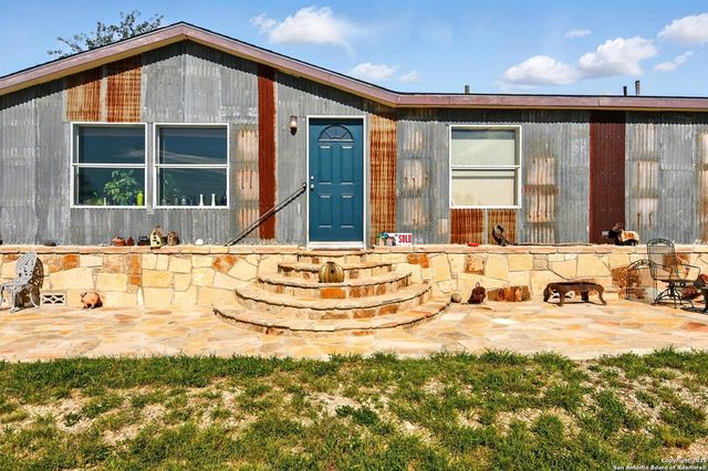 344 E CR 341, Knippa, TX 78801