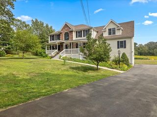 6 Wood St, Upton, MA 01568