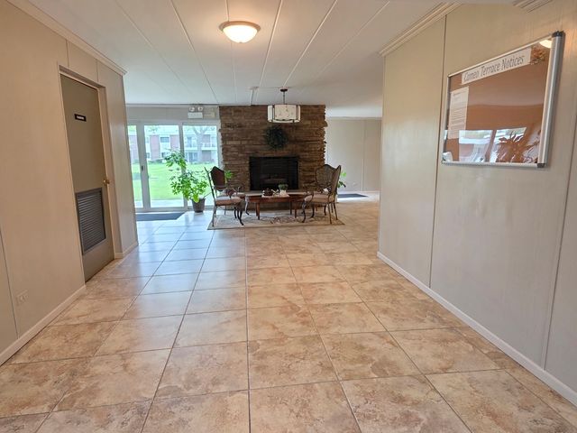 127 N Wolf Road 41A, Wheeling, IL 60090