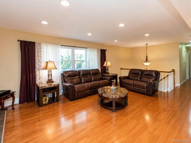 10 Roe Circle, Monroe, NY 10950