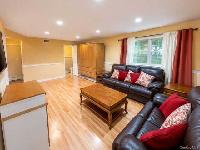 10 Roe Circle, Monroe, NY 10950
