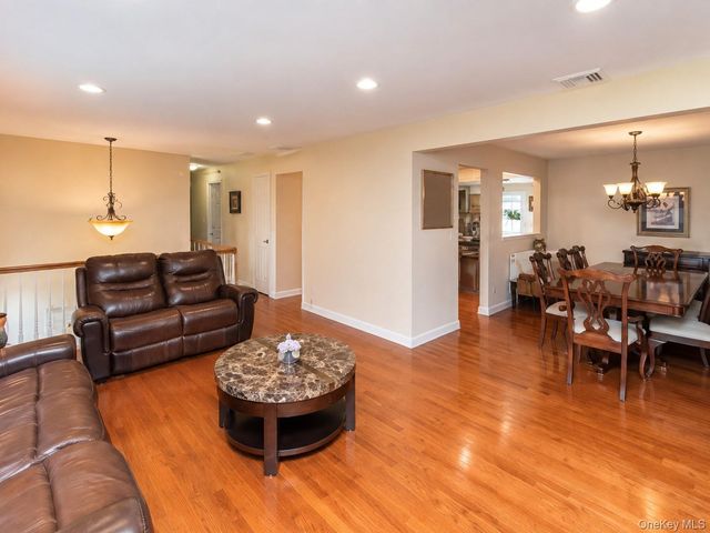10 Roe Circle, Monroe, NY 10950