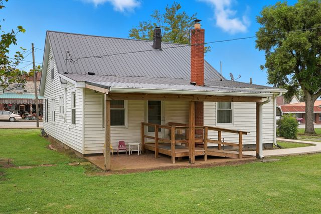 135 Main St, Mc Ewen, TN 37101