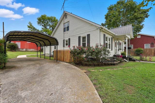 135 Main St, Mc Ewen, TN 37101