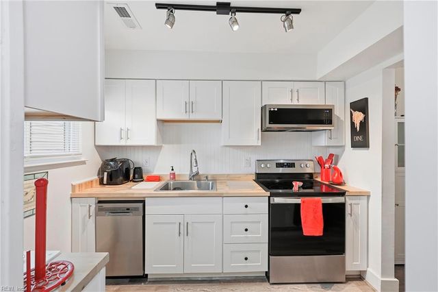 2104 Victoria CT, Carrollton, VA 23314