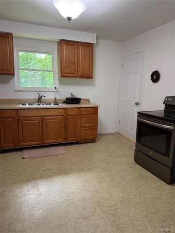 5395 Oak Grove Road, Howell, MI 48855