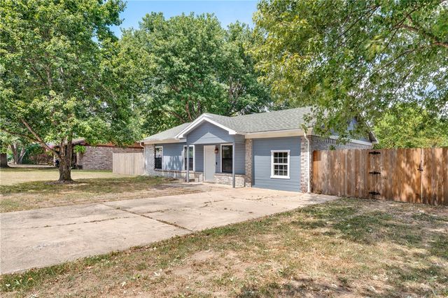 1260 Walnut Place, Elkins, AR 72727