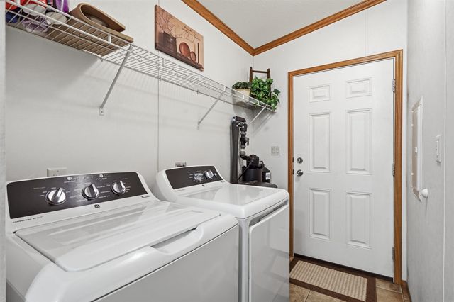 35 12th Ave NW, Oelwein, IA 50662