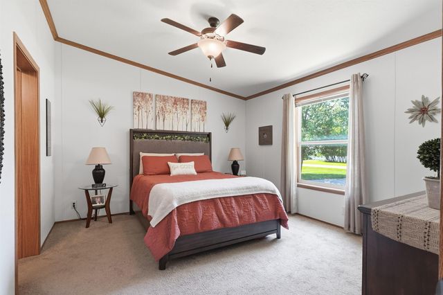 35 12th Ave NW, Oelwein, IA 50662
