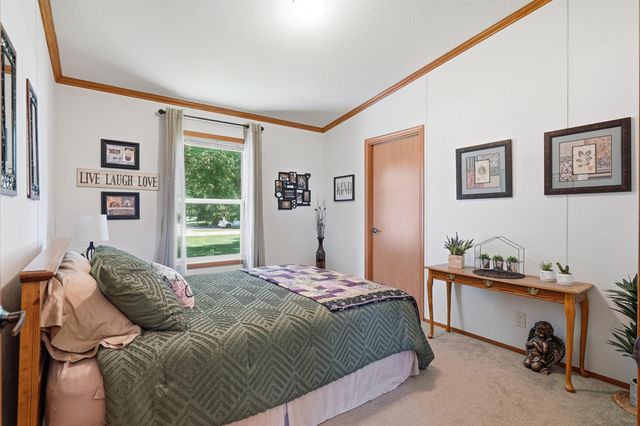 35 12th Ave NW, Oelwein, IA 50662