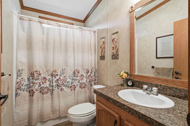 35 12th Ave NW, Oelwein, IA 50662