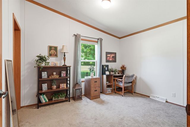 35 12th Ave NW, Oelwein, IA 50662