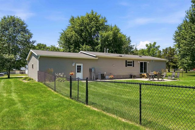 35 12th Ave NW, Oelwein, IA 50662