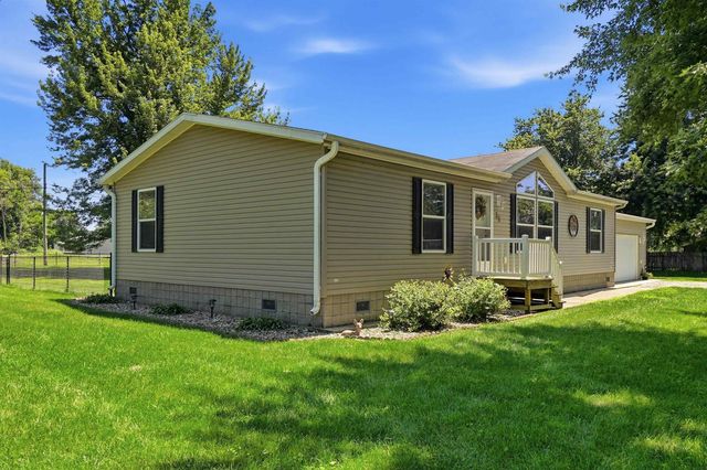 35 12th Ave NW, Oelwein, IA 50662