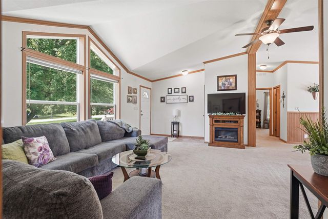 35 12th Ave NW, Oelwein, IA 50662