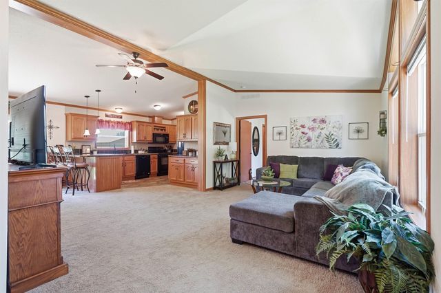 35 12th Ave NW, Oelwein, IA 50662