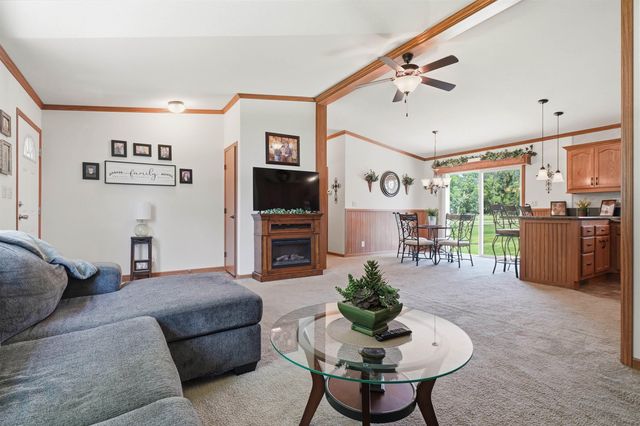 35 12th Ave NW, Oelwein, IA 50662