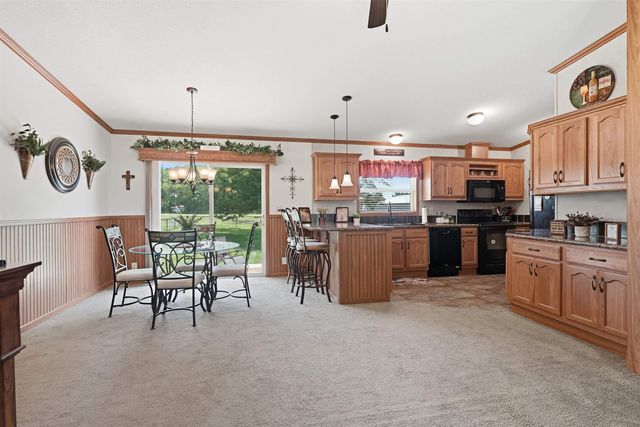 35 12th Ave NW, Oelwein, IA 50662