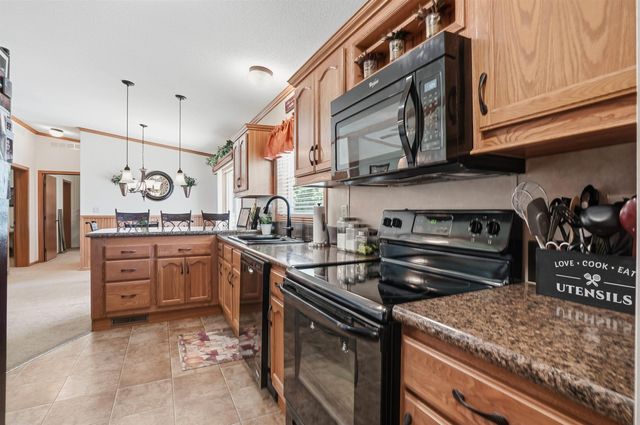 35 12th Ave NW, Oelwein, IA 50662