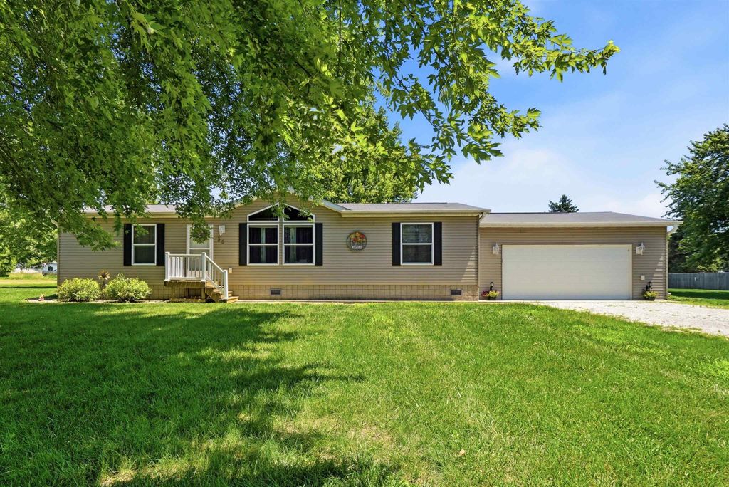 35 12th Ave NW, Oelwein, IA 50662