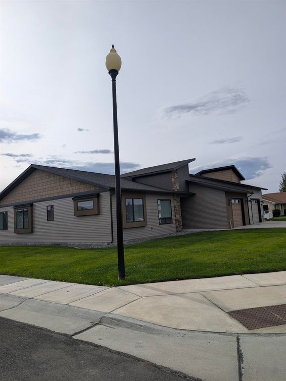 205 Mountain View St, Powell, WY 82435 photo 2