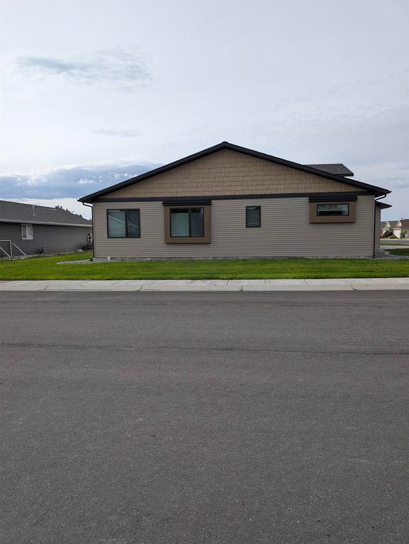 205 Mountain View St, Powell, WY 82435 photo 3
