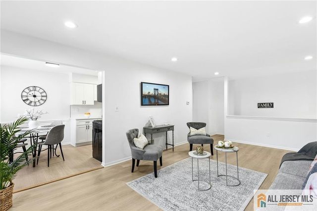 121 Beverly Hills Terrace B, Woodbridge Proper, NJ 07095