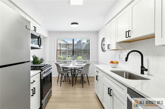 121 Beverly Hills Terrace B, Woodbridge Proper, NJ 07095