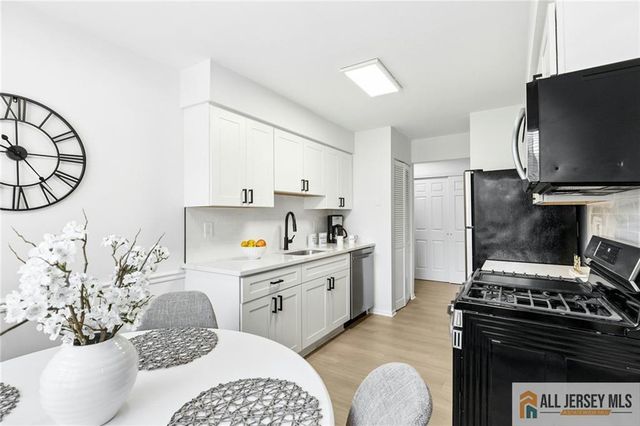 121 Beverly Hills Terrace B, Woodbridge Proper, NJ 07095