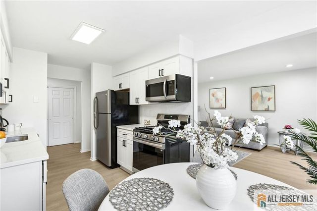 121 Beverly Hills Terrace B, Woodbridge Proper, NJ 07095