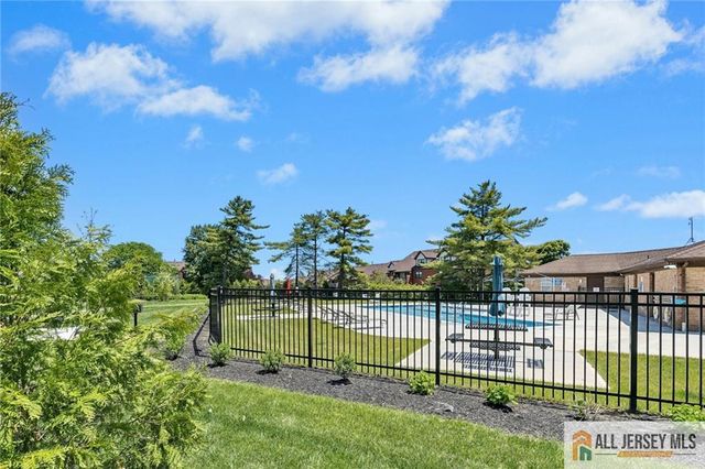 121 Beverly Hills Terrace B, Woodbridge Proper, NJ 07095