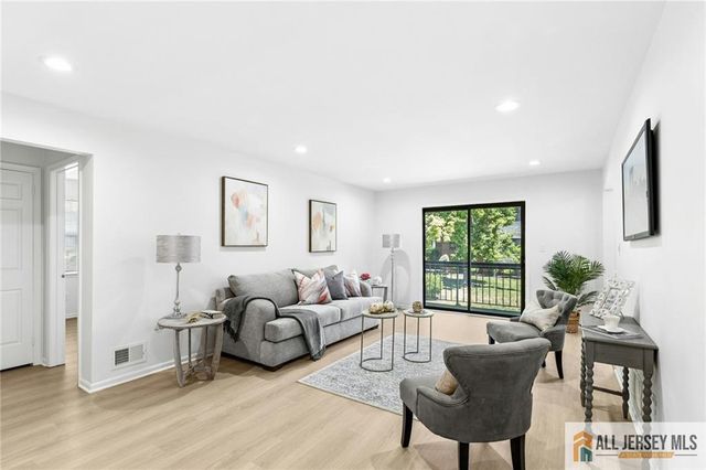 121 Beverly Hills Terrace B, Woodbridge Proper, NJ 07095