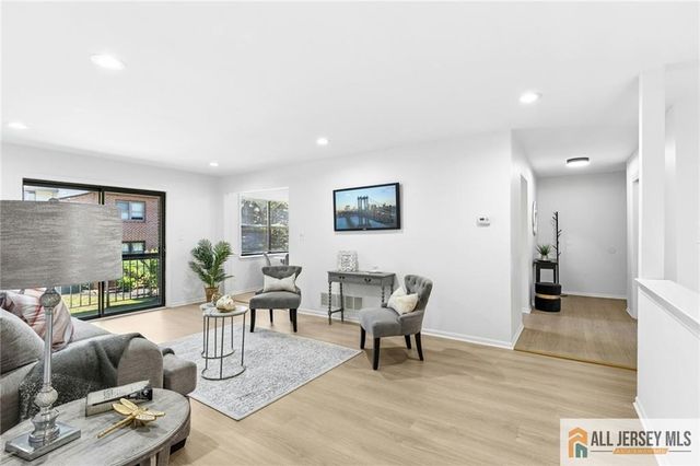 121 Beverly Hills Terrace B, Woodbridge Proper, NJ 07095