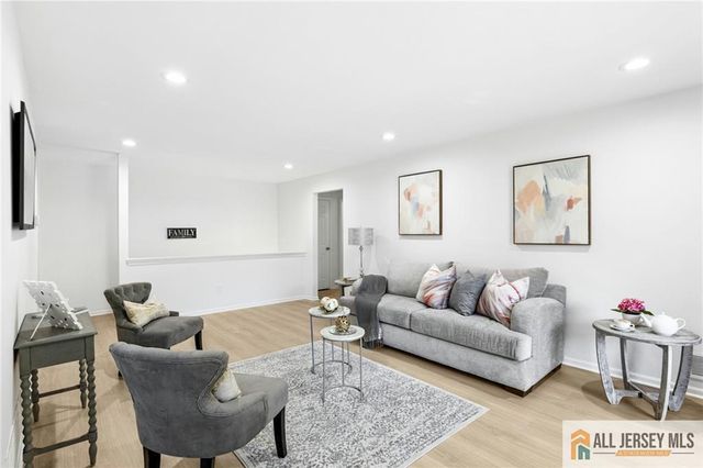 121 Beverly Hills Terrace B, Woodbridge Proper, NJ 07095