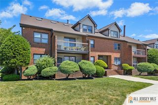 121 Beverly Hills Terrace B, Woodbridge Proper, NJ 07095
