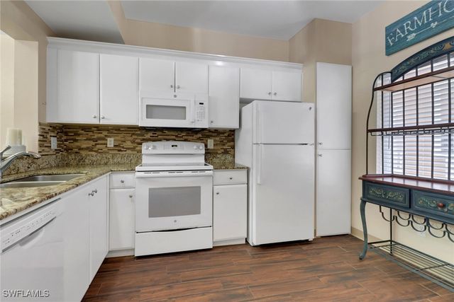 1096 Woodshire LN C202, Naples, FL 34105