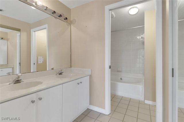 1096 Woodshire LN C202, Naples, FL 34105