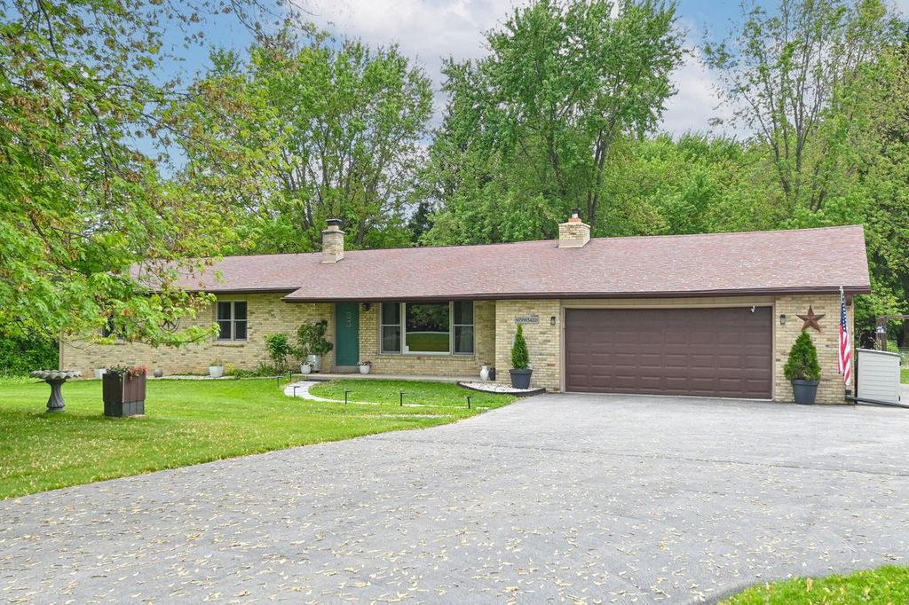 N79W34221 Petersen ROAD, Oconomowoc, WI 53066