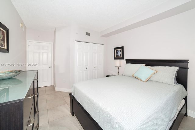 17100 N Bay Road 1802, Sunny Isles Beach, FL 33160