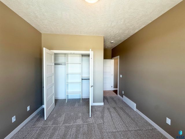 7004 E Copper Stone Cir Circle, Sioux Falls, SD 57110
