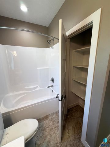 7004 E Copper Stone Cir Circle, Sioux Falls, SD 57110