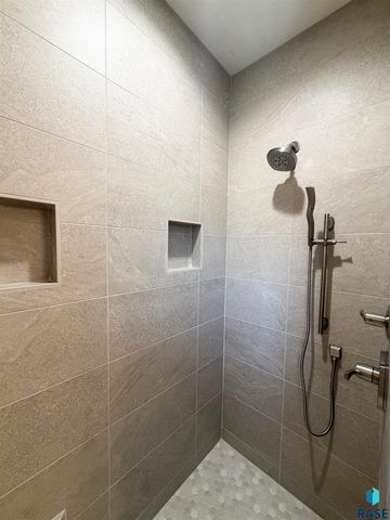 7004 E Copper Stone Cir Circle, Sioux Falls, SD 57110