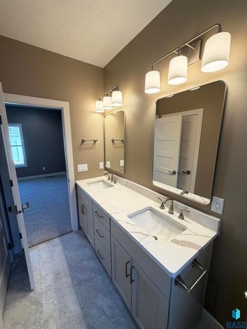 7004 E Copper Stone Cir Circle, Sioux Falls, SD 57110
