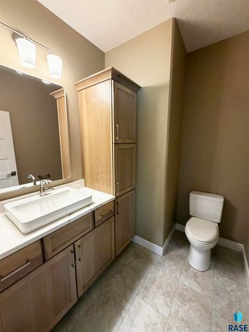 7004 E Copper Stone Cir Circle, Sioux Falls, SD 57110