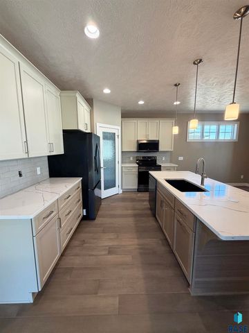 7004 E Copper Stone Cir Circle, Sioux Falls, SD 57110